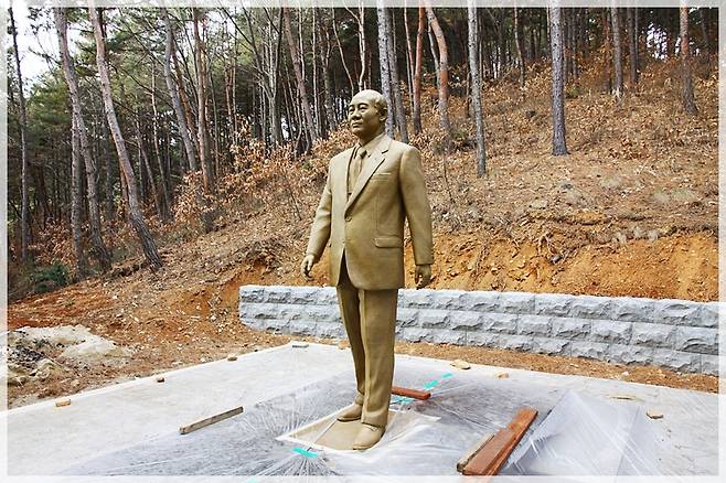 청남대에 설치된 전두환 전 대통령 동상. 충북도 제공