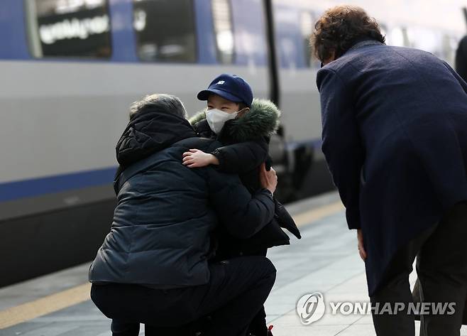 '할아버지, 보고 싶었어요' (서울=연합뉴스) 윤동진 기자 = 설날인 12일 오전 서울역에서 손주가 역귀성한 할아버지 품에 안기고 있다. 2021.2.12 mon@yna.co.kr