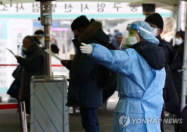 설날에도 분주한 임시선별진료소 (서울=연합뉴스) 윤동진 기자 = 설날인 12일 오전 서울역에 설치된 중구임시선별진료소가 분주하다. 2021.2.12 mon@yna.co.kr