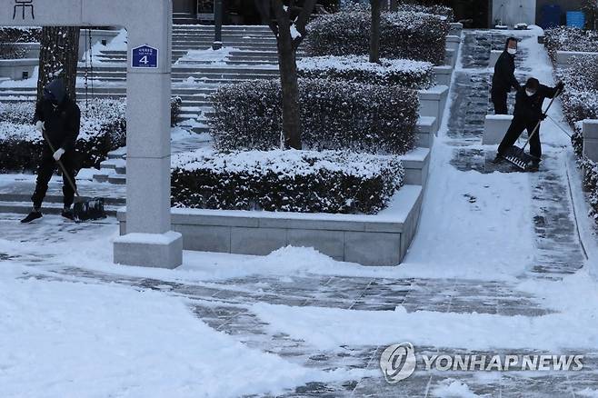 아파트 앞 제설작업 [연합뉴스 자료사진]