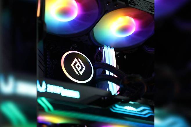 앱코 엔코어 L240 RGB 를 적용한 데스크톱. 출처=앱코