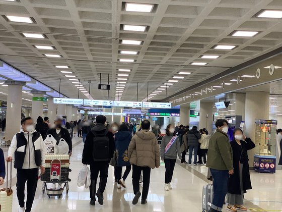 14일 오전 제주공항 출발 대합실이 제주를 빠져나가려는 관광객들로 북적이고 있다. 최충일 기자