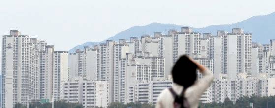 지난해 8월 새 임대차법이 시행된 이후 보증금에 월세를 내는 반전세 거래가 늘고, 반전세 임대료도 뛰고 있다. 서울 잠실한강공원 일대에서 바라본 아파트 단지 [연합뉴스]