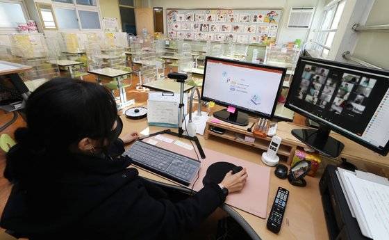 지난해 12월 15일 오전 인천의 한 초등학교 교실에서 교사가 원격 수업 준비를 하고 있다.뉴스1