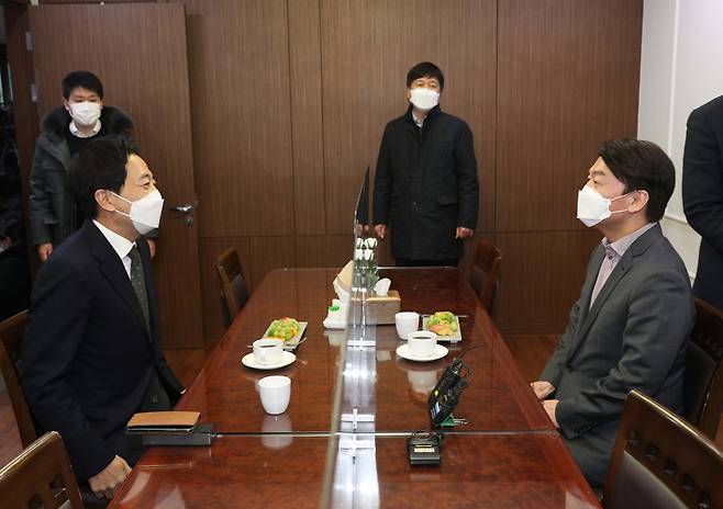 안철수 국민의당 대표와 무소속 금태섭 전 의원이 '제3지대' 단일화 방식을 협상하기 위해 4일 오후 서울 여의도 국회 의원회관에서 회동하고 있다. [국회사진기자단]