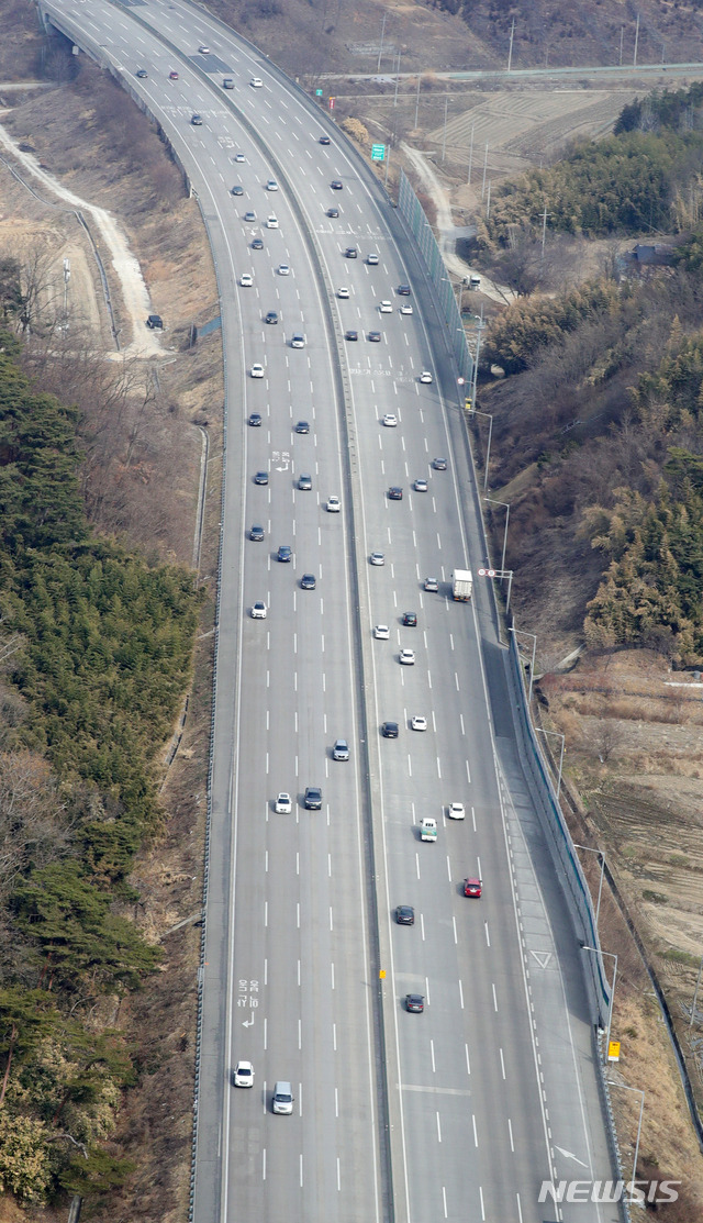 [익산=뉴시스] 김얼 기자 = 설 연휴 마지막 날인 14일 전북 익산시 상공에서 바라본 호남고속도로가 원활한 통행량을 보이고 있다. (촬영협조=전남경찰청 공공안전부 경비과 항공대 기장 박철희 경관, 부기장 우동식 경위, 승무원 김태훈 경위) 2021.02.14.pmkeul@newsis.com