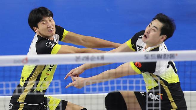 학폭 가해자로 지목된 OK저축은행 송명근(왼쪽)과 심경섭 (사진=연합뉴스)