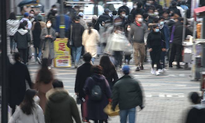 지난 13일 서울 중구 명동 거리가 외출한 시민들로 붐비고 있다. 연합뉴스