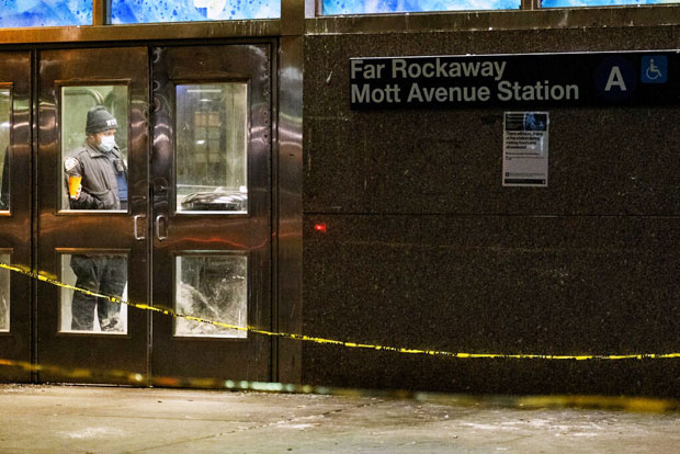 첫 번째 희생자는 12일 밤 11시 30분쯤 뉴욕 퀸스 파 로커웨이-모트애비뉴역에서 발견됐다. 열차 안에 주저앉아 있던 남성은 목과 몸통을 칼에 찔려 사망했다./사진=뉴욕타임스 캡쳐