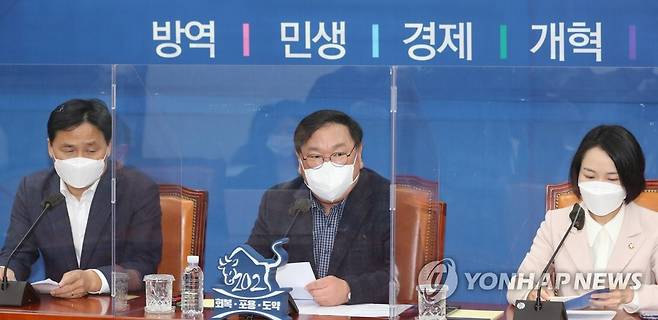 기자간담회에서 발언하는 김태년 원내대표 (서울=연합뉴스) 하사헌 기자 = 더불어민주당 김태년 원내대표가 14일 오후 서울 여의도 국회에서 열린 설 민심 전달 기자간담회에서 발언하고 있다. 2021.2.14 toadboy@yna.co.kr