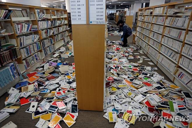 일본 후쿠시마 앞바다 강진…도서관 서가에서 떨어진 책들 (이와키 로이터=연합뉴스) 14일 일본 후쿠시마현 이와키에 있는 이와키 시립 도서관에서 한 직원이 전날 밤 발생한 지진의 영향으로 서가에서 쏟아져 내린 책들을 정리하고 있다. 13일 오후 11시 8분 일본 후쿠시마현 앞바다에서 규모 7.3으로 추정되는 강한 지진이 발생해 100명 넘게 다친 것으로 파악됐다. leekm@yna.co.kr