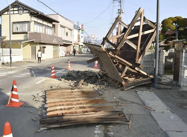 일본 후쿠시마 앞바다 지진으로 쓰러진 목조 시설물 (후쿠시마 교도=연합뉴스) 13일 밤 일본 후쿠시마(福島)현 앞바다에서 발생한 규모 7.3의 지진으로 인해 후쿠시마현의 한 목조 시설물이 쓰러져 있다. 2021.2.14 photo@yna.co.kr