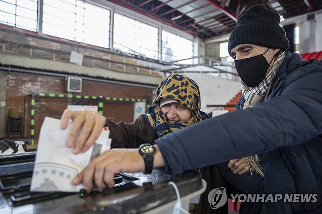 14일(현지시간) 실시된 코소보 조기 총선에서 한표를 행사하는 시민들. [AP=연합뉴스]