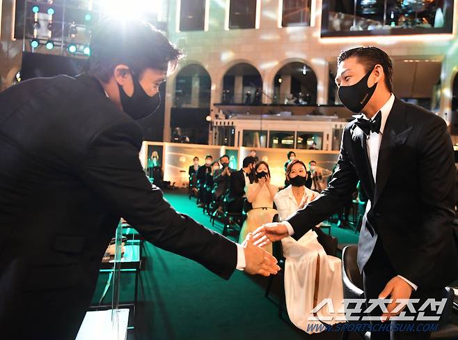 제41회 청룡영화상 시상식이 9일 오후 인천 파라다이스시티에서 열렸다. 남우주연상을 수상한 유아인이 이병헌의 축하를 받고 있다. 인천=정재근 기자 cjg@sportschosun.com/2021.02.09/