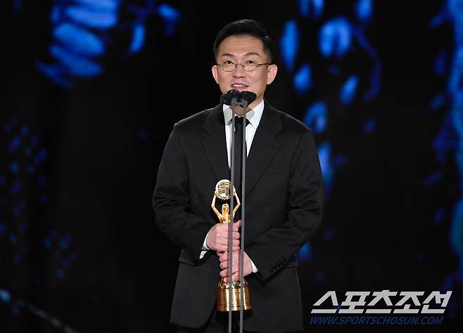 제41회 청룡영화상 시상식이 9일 인천 영종도 파라다이스시티에서 열렸다. 임대형 감독이 감독상을 수상하고 있다. 인천=허상욱 기자 wook@sportschosun.com/2021.02.09/