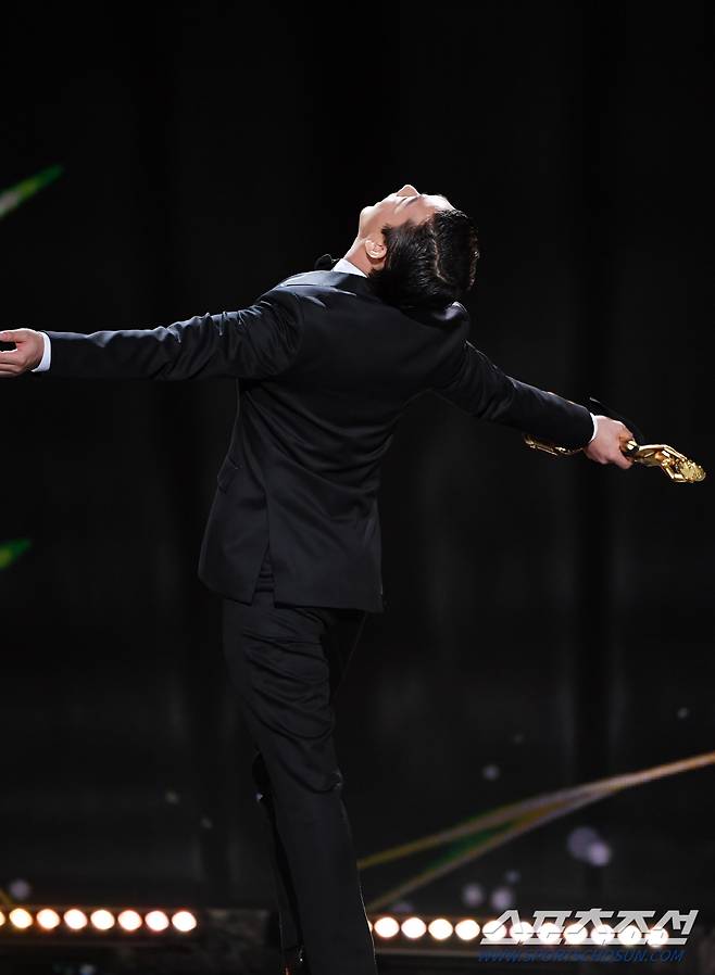 제41회 청룡영화상 시상식이 9일 인천 영종도 파라다이스시티에서 열렸다. 남우주연상을 수상한 배우 유아인. 인천=허상욱 기자 wook@sportschosun.com/2021.02.09/