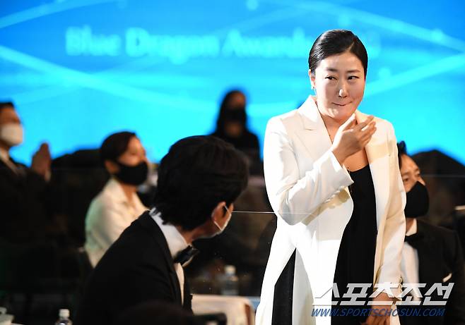 제41회 청룡영화상이 9일 오후 인천 영종도 파라다이스시티에서 열렸다. 여우주연상을 수상하고 있는 라미란. 인천=송정헌 기자 songs@sportschosun.com/2021.02.09/