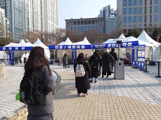 부산시청 등대 앞 임시선별진료소에서 시민들이 코로나19 검사를 받으려고 기다리고 있다. 김광수 기자