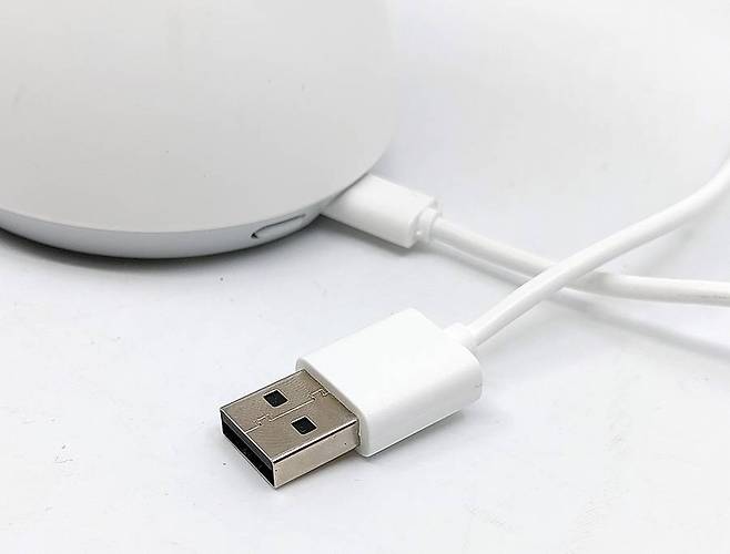 전원은 USB 단자로 USB용 콘센트(스마트폰 충전기 등)에 꽂으면 된다