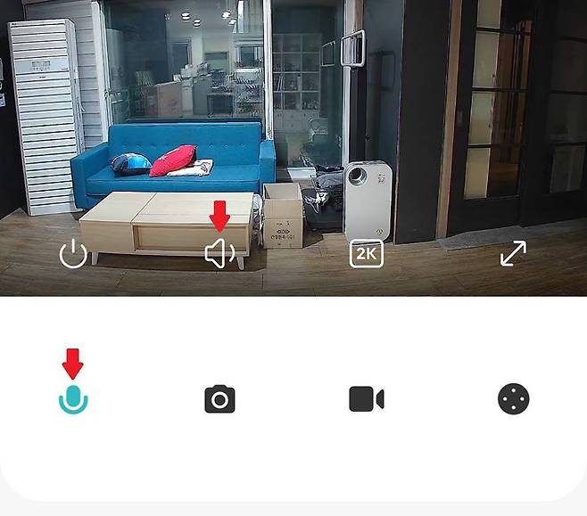 사운드 아이콘과 마이크 아이콘을 터치해, 현장 소리를 듣거나 음성을 전달할 수 있다