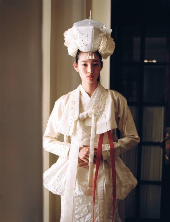 김영진 디자이너가 현대인을 위해 새롭게 제안한 한복 디자인. 사진은 족두리 크기를 키우고, 엉덩이 부분은 부풀렸다. [사진 한국문화재재단]