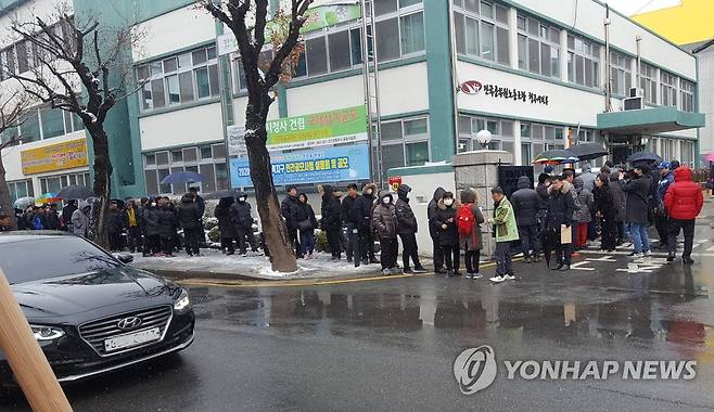 노후 경유차 폐차 지원 신청 '장사진' (청주=연합뉴스) 변우열 기자 = 17일 노후 경유차 소유자들이 폐차 지원 신청서를 제출하기 위해 청주시청 제2청사 앞에 길게 줄을 서서 기다리고 있다. 2020.2.17 bwy@yna.co.kr