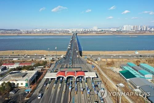 통행료 체계 개선 논의되는 일산대교 통행료 체계 개선 논의되는 일산대교      (김포=연합뉴스) 이재명 경기지사는 15일 오후 경기 김포시 걸포동 일산대교 회의실에서 열린 '일산대교 통행료 개선을 위한 현장 간담회'에 참석해 김포·고양·파주 국회의원들과 통행료 개선책에 대한 논의를 가졌다.      사진은 일산대교 전경. 2021.2.15 [경기사진공동취재단]      stop@yna.co.kr