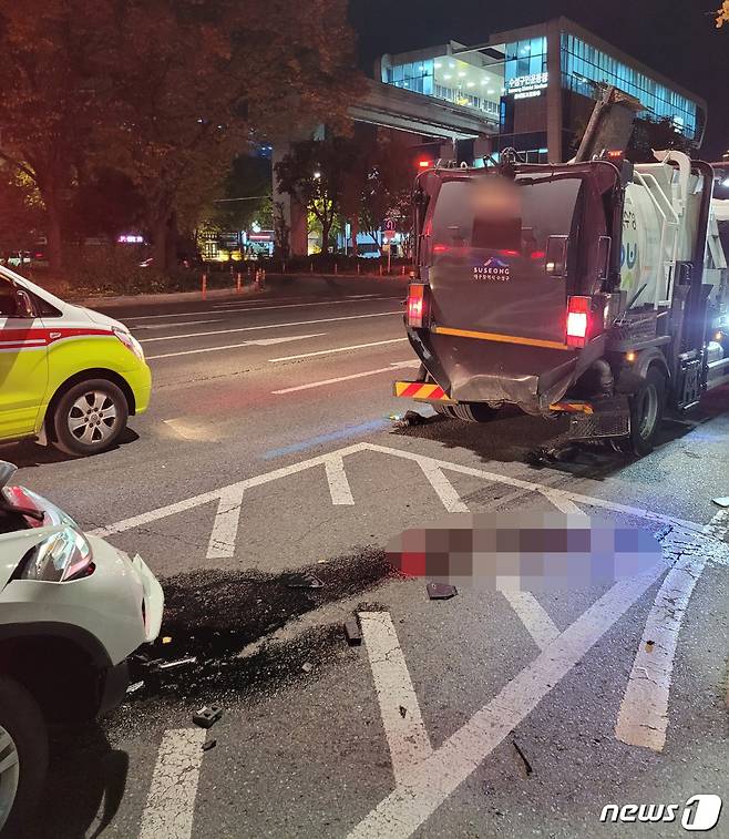 지난해 11월6일 오전 3시 43분쯤 대구 수성구 수성구민운동장역 인근 도로에서 BMW 차량이 음식물 쓰레기 수거차를 뒤에서 들이받았다. 이 사고로 환경미화원 1명이 병원으로 옮겨졌으나 숨졌다. (대구소방안전본부 제공) 2020.11.6 /뉴스1 © News1 남승렬 기자