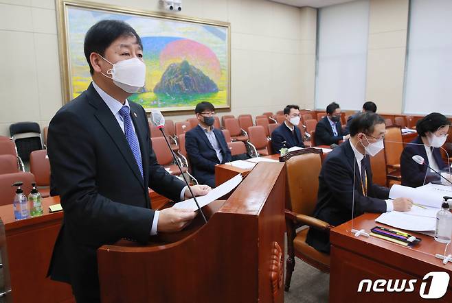 구윤철 국무조정실장이 16일 오전 서울 여의도 국회에서 열린 정무위원회 전체회의에서 업무보고를 하고 있다. 2021.2.16/뉴스1 © News1 신웅수 기자