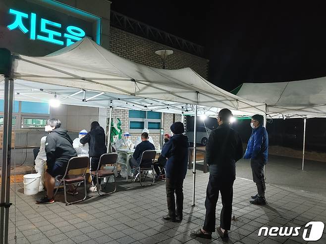 신안군 지도읍에 설치된 코로나19 선별진료소 © News1 박진규 기자