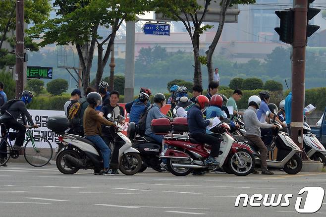 이룬차를 타고.출근길에 나선 포스코  포항제철소 내 협력사 직원 및 하청사 근로자들. /뉴스1 DB © News1