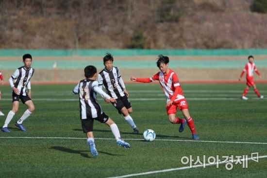 사진은 영덕군 강구중학교 축구부 연습 모습.