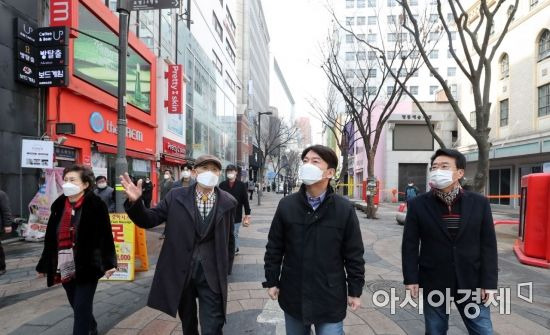 4·7 서울시장 보궐선거에 출마하는 안철수 국민의당 대표가 14일 오전 서울 중구 명동을 찾아 코로나19로 무너진 명동 상권을 둘러보고 있다./국회사진기자단