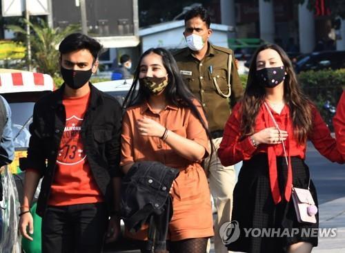 인도 뉴델리에서 주민들이 마스크를 쓰고 걷고 있다. [이미지출처=연합뉴스]