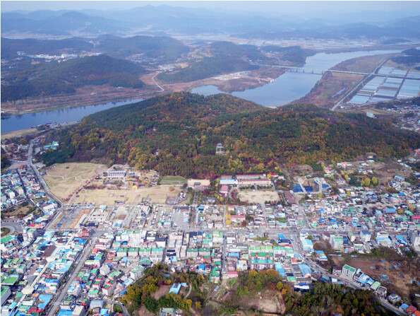 하늘에서 내려다본 부여 부소산. 이 산의 왼쪽 산성터 안에서 을사년 명문 토기가 출토됐다. 위쪽으로 백마강, 아래로 부여읍 시가지가 보인다.