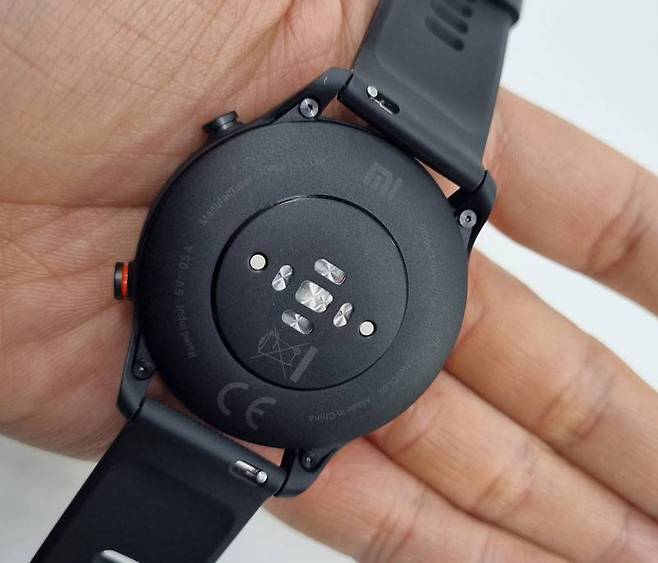 후면의 심박 센서