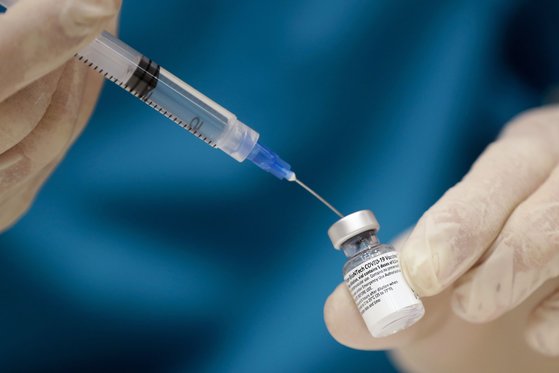 한국은 OECD 37개 회원국 중 꼴찌로 코로나19 백신 접종을 시작할 것으로 보인다. [AFP=연합뉴스]