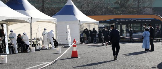 울산시 울주군 율리공영차고지에 마련된 임시 선별진료소에서 시내버스 운전직 종사자들에 대한 신종 코로나바이러스 감염증(코로나19) 무료 검사가 이뤄지고 있다. 뉴스1