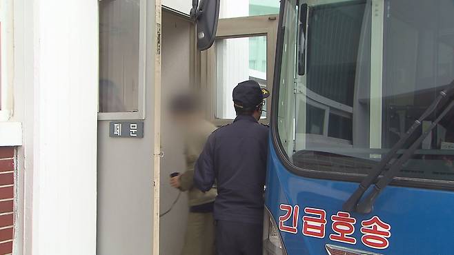 텔레그램 대화방 운영 닉네임 '켈리', 32살 신 모 씨가  법원에 들어가는 모습