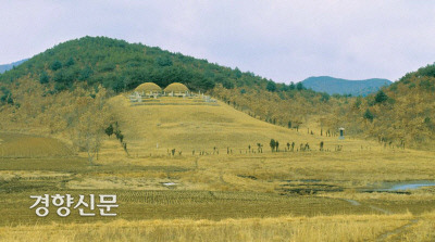 정종과 그의 부인 정안왕후가 묻힌 후릉. 현재 경기도 개풍군 흥교면 흥교리에 있다. 조선시대 땐 개성부가 관리했다. 능이 북한에 있기 때문에 유네스코 세계유산에서 일단 빠졌다.|국립문화재연구소 제공