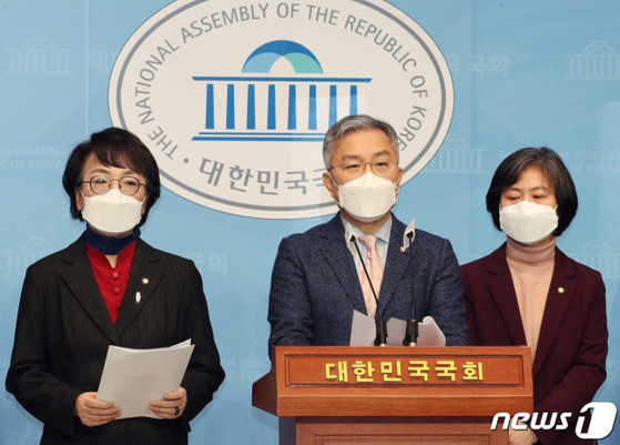 Rep. Choi Kang-wook, an ally of the ruling Democratic Party, proposes a bill enforcing punitive damages on media organizations to prevent fake news. [NEWS1]