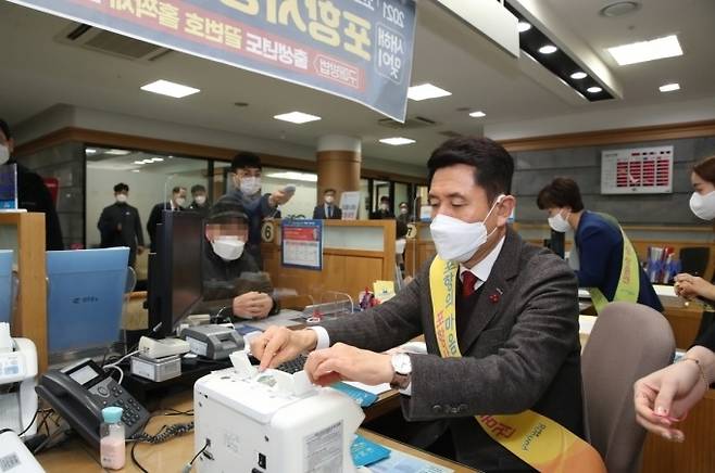 이강덕 시장이 포항사랑상품권을 판매하고 있다. 포항시 제공