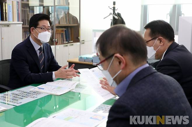 양승조 충남도지사(왼쪽)가 16일 김선태 철도국장을 만나 교통 현안 해결을 위해 건의하고 있다.