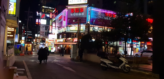 수도권의 사회적 거리두기가 2단계로 완화된 첫날인 15일 오후 7시쯤 서울 강남역 인근 주점, 노래연습장 등이 불을 켜고 영업을 하고 있다. 김지애 기자