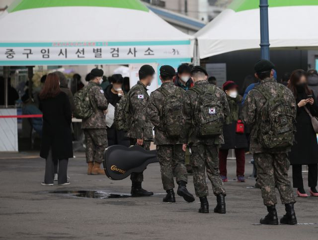 15일 오후 서울 중구 서울역광장에 마련된 코로나19 임시선별검사소에서 육군 장병들이 검사를 받기 위해 대기하고 있다. 뉴시스