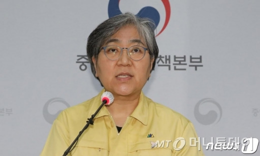 (청주=뉴스1) 장수영 기자 = 정은경 질병관리청장이 15일 충북 청주시 오송읍 질병관리청 브리핑실에서 코로나19 예방접종 시행 관련 내용을 설명 하고 있다. 2021.2.15/뉴스1