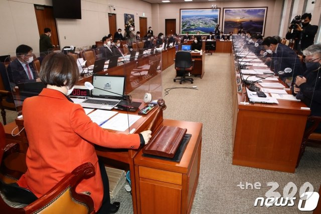 진선미 위원장이 15일 국회 국토교통위원회 전체회의에서 열린 '대구통합신공항특별법 및 대구경북 신공항 건설 특별법 제정을 위한 공청회'에서 의사봉을 두드리고 있다. /사진=뉴스1