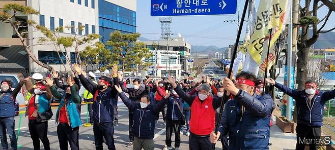 민주노점상전국영합회는 15일 오후 함안군청 앞에서 '생존권 쟁취 투쟁 결의대회'를 열고 함안군의 악의적인 영업방해를 규탄하고 있다./사진=머니S독자 제공.