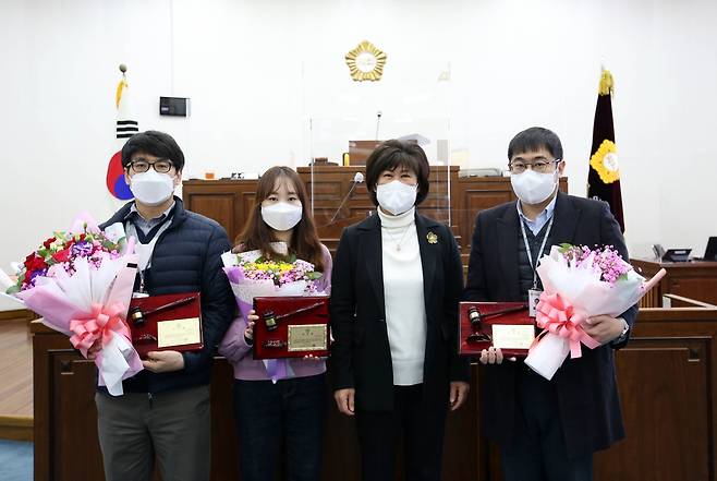 하남시의회 방미숙 의장이 16일 개회한 올해 첫 임시회에서 시정 및 의정발전에 기여한 공무원 3명을 표창하고 기념사진을 찍고 있다. / 사진제공=하남시의회