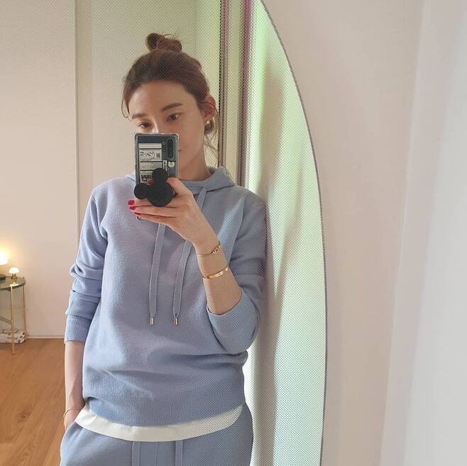 Actor Cha Ye-ryun reveals sophisticated Dely lookOn February 16, Cha Ye-ryun posted a photo with an article entitled Todays Look Iyetum before going out to buy todays #ootd Ina milk.In the photo, Cha Ye-ryun showed a comfortable de Ely look wearing a turra-colored sportswear and sneakers.Cha Ye-ryun shows off her beautiful beauty through a mirror selfie while the luxury bracelet on his wrist attracts attention.In the post, the netizens responded, Every color is also appropriate, My sister is fit to wear anything.On the other hand, Cha Ye-ryun played the role of Han Yu-jin in KBS 2TV Elegant Mother and Girl which ended in 2020.Cha Ye-ryun marriages Actor Ju Sang Wook in 2017 and has a daughter in her family.